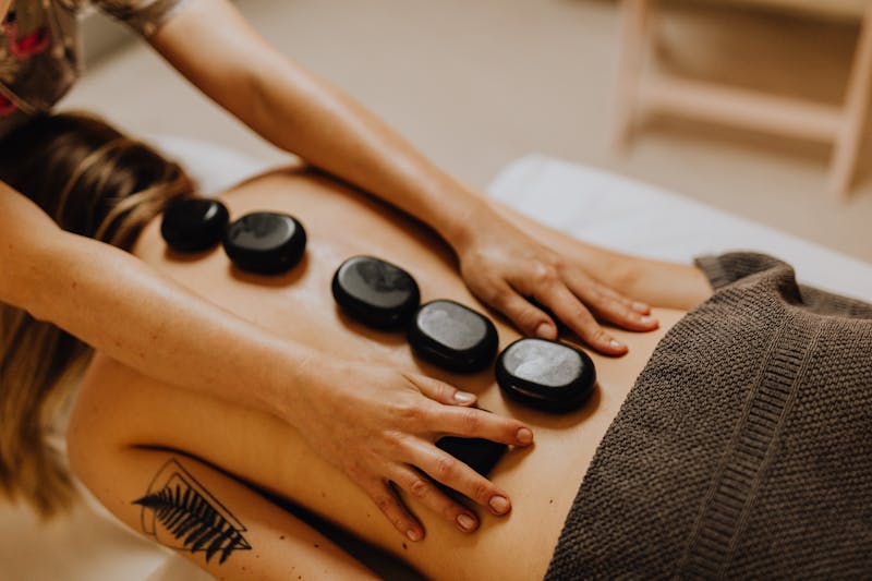 Hot-stonemassage met warme basaltstenen op de rug